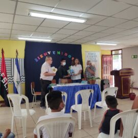 ENTREGA DE PUBLICACIONES DE LA AGHN AL COLEGIO JOSÉ DOLORES ESTRADA