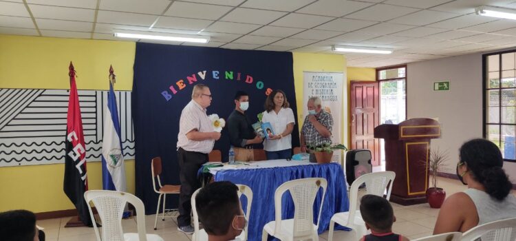 ENTREGA DE PUBLICACIONES DE LA AGHN AL COLEGIO JOSÉ DOLORES ESTRADA