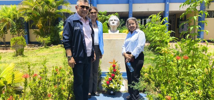 ACTO DE COLOCACIÓN DEL BUSTO EN HONOR AL EDUCADOR PABLO HURTADO